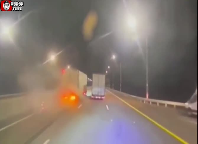 Video :On the expressway, he strikes a truck at 300 km-h (Warning - frightening)